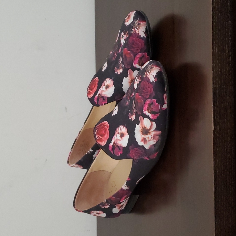 Floral Emiline Naturalizer loafers in size US 9.5